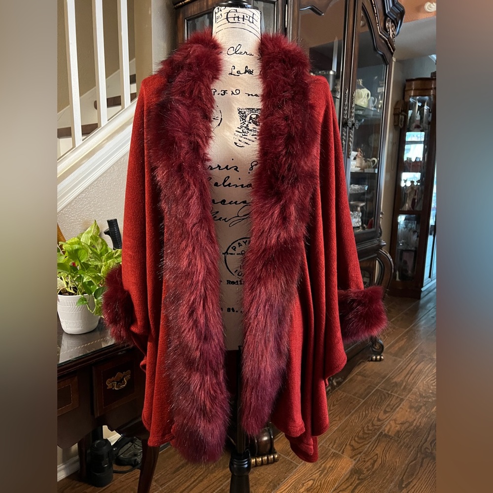 Faux fur trim Shawl Maroon color 💯 %Acrylic